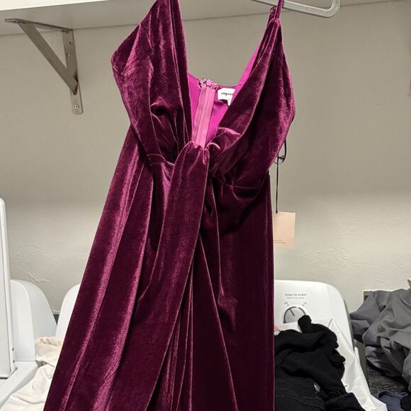 Super down Elegant Velvet Gown in Deep Purple with slit, size XS. NWT - Picture 6 of 9